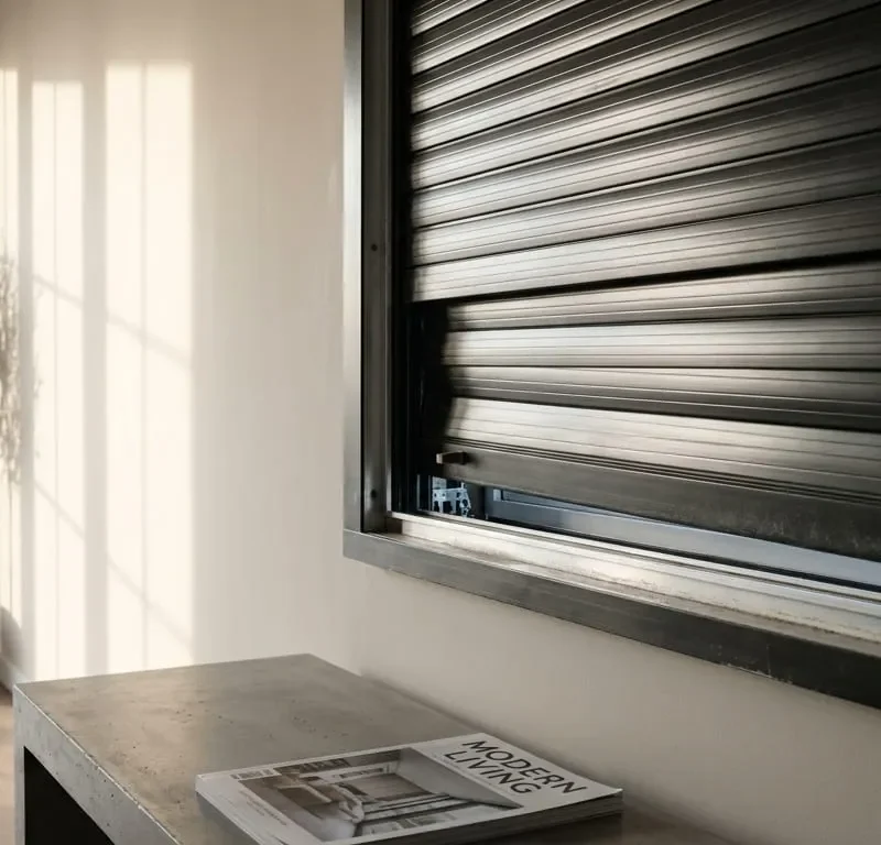 Persiana integrada de enrolar travada e inclinada no trilho da janela em apartamento